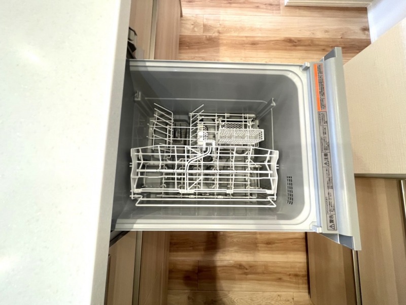 【キッチン:食洗機】ビルトイン食器洗浄乾燥機が付いているので、調理スペースも広く取れて節水効果もあり、家事の負担軽減も期待できます。