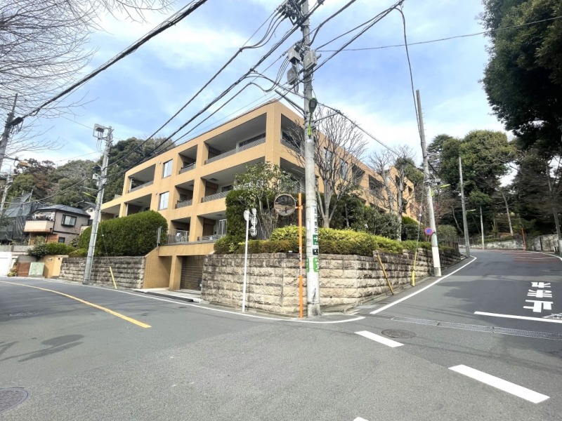【外観】閑静な住宅街に位置する、ブラウンタイル張りの重厚で高級感のある外観です。2002年12月築、地下1階付地上4階建、総戸数20戸の低層レジデンスです。「瀬田四丁目旧小坂緑地」やせたがや百景にも選出された「岡本静嘉堂緑地」に隣接した緑豊かな住環境です。