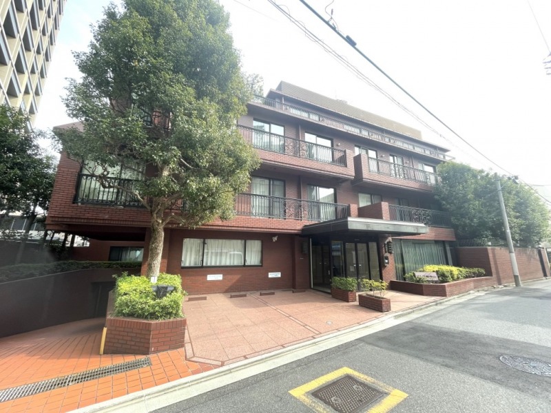 【外観】六本木通りより1本入る落ち着いた邸宅街に立地。レンガ調タイル張りの重厚で格調高い雰囲気が漂う外観です。1988年9月築、佐藤秀工務店施工、大建ドムス旧分譲の地下1階付地上4階建、総戸数13戸のヴィンテージマンションです。