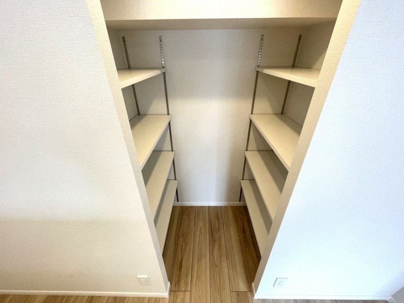 【キッチン：パントリー】キッチン奥には、大容量のパントリーが備えてあり、可動式の棚が設置されていて見渡しやすく、食器棚・食品庫・日用品ストック収納としてなど、用途も多様な上、たっぷり収納できて使い勝手の良い収納です。