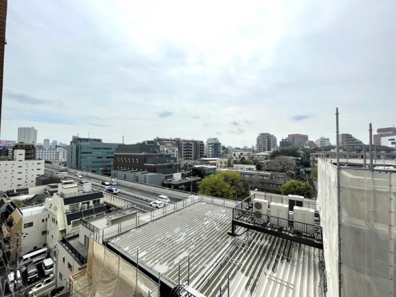 【住戸からの眺望】近接する高層の建物もなく遠くまで抜けた、広い空も仰げる眺望です。
