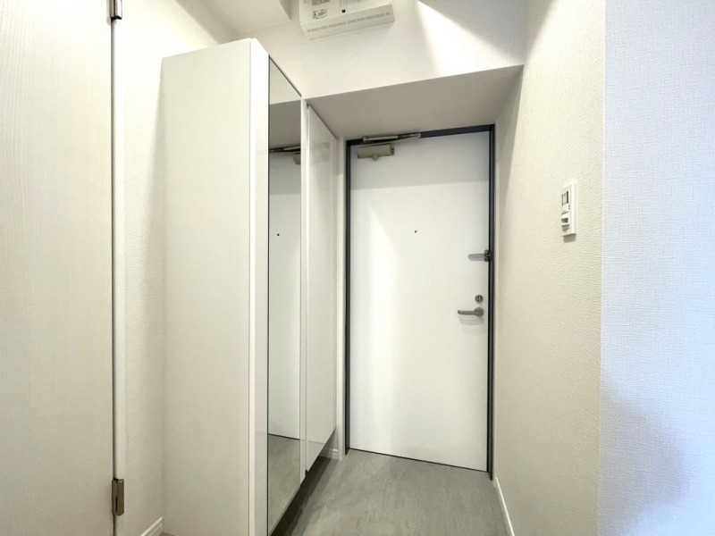 【玄関】住戸の顔となる玄関は広めにとられており、落ち着きのある雰囲気です。高さのあるシューズクローゼットが設置されており、たっぷりのシューズが収納できます。フロートタイプなので、お掃除もしやすく玄関フロアもさらに広く感じられます。姿見も付いていて、お出掛け前の身だしなみチェックもできます。
