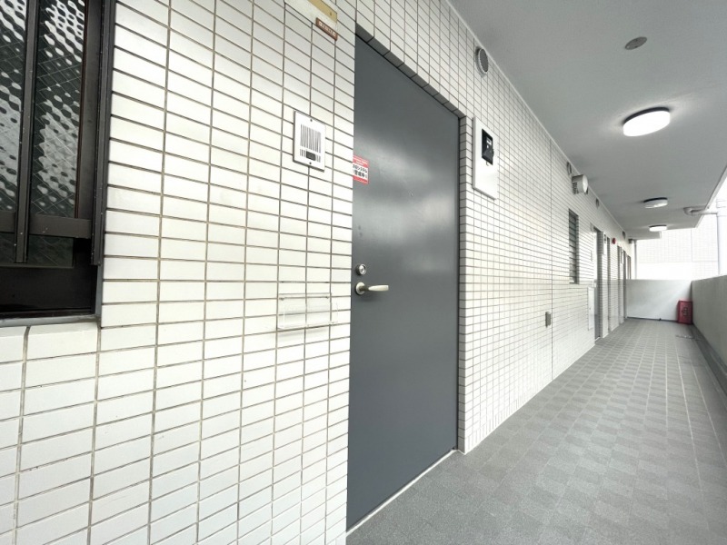 【共用部玄関】共用部の清掃も行き届き、管理体制の良さも窺えます。