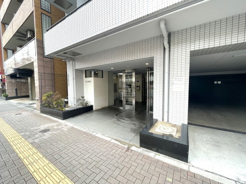 【エントランス】前面道路より奥まった所に位置する、プライバシー性の高いエントランスです。オートロックを備え、セキュリティー面に配慮されており、不審者や不要なセールスを防ぎます。