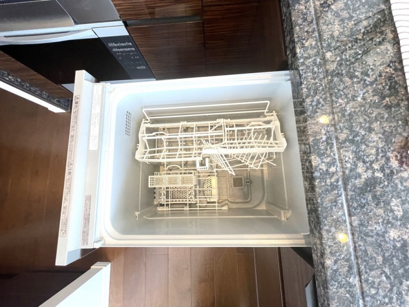 【キッチン:食洗機】ビルトイン食器洗浄乾燥機が付いているので、調理スペースも広く取れて節水効果もあり、家事の負担軽減も期待できます。