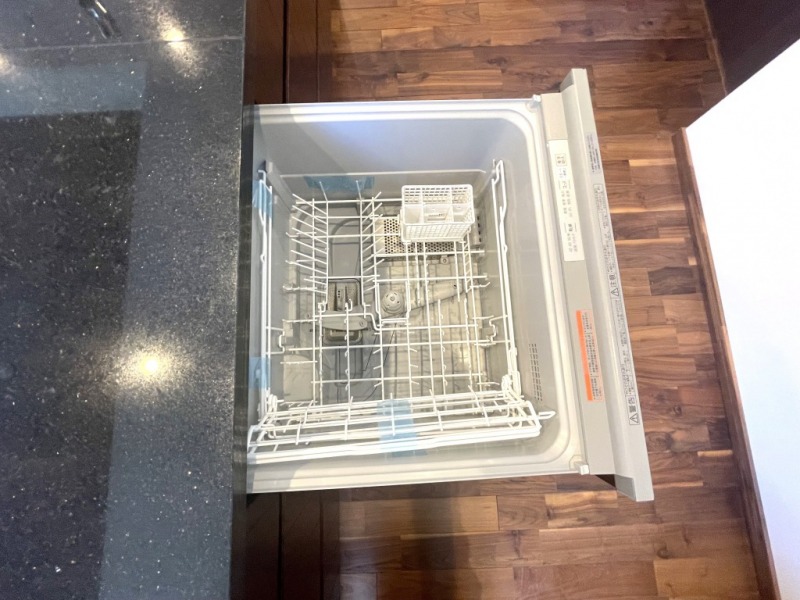 【キッチン:食洗機】ビルトイン食器洗浄乾燥機が付いているので、調理スペースも広く取れて節水効果もあり、家事の負担軽減も期待できます。