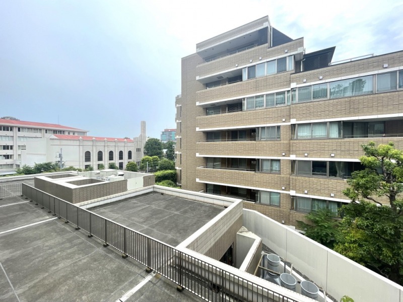 【住戸からの眺望】前面の建物までの距離も保たれ、開放感もあり広い空も仰げる眺望です。