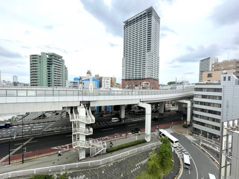 【住戸からの眺望】眼下は道路なので、近接建物もなく開放感があり、広い空も仰げる眺望です。