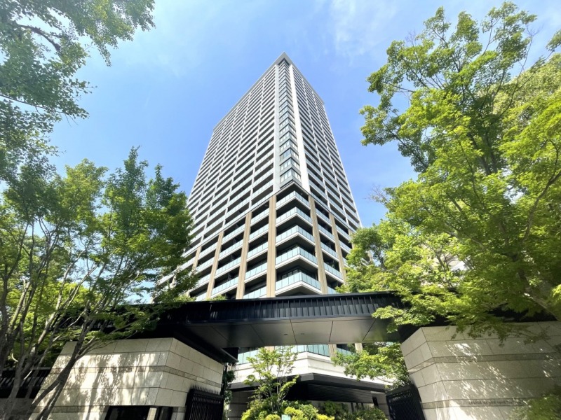 【外観】プラチナ通り沿いに佇む、気品に満ち溢れたモダンで凛とした外観です。2015年6月築、大成建設施工、積水ハウス旧分譲の地下1階地上30階、総戸数334戸の緑豊かな6,800㎡の敷地に立地したタワーレジデンスです。マンション前には「白金六丁目」のバス停もあり、「目黒」駅や「新橋」駅、「広尾」駅、「麻布十番」駅、「赤羽橋」駅、「千駄ヶ谷」駅などにも出やすくなっています。