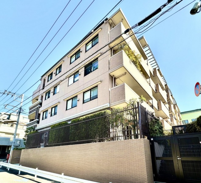 【外観】閑静な住宅街に位置する、ブラウンタイル張りの重厚感のある瀟洒な外観です。2006年12月築、白石横浜支店施工、ナイス旧分譲の地上5階建、総戸数31戸のマンションです。角地に立地し、採光や通風にも恵まれています。