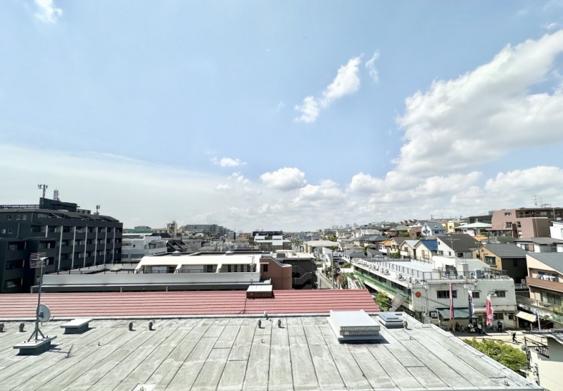 【住戸からの眺望】高台に位置し、眼下は低層の建物が多く抜け感もあり、見晴らしが良く開放感があります。広い空も仰げる爽快な眺望です。