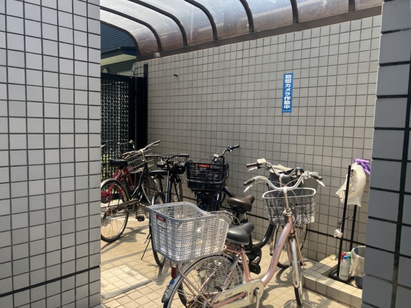 【駐輪場】敷地内にある屋根付き駐輪場は、天候による汚れや日焼けによる劣化などから自転車を守ります。