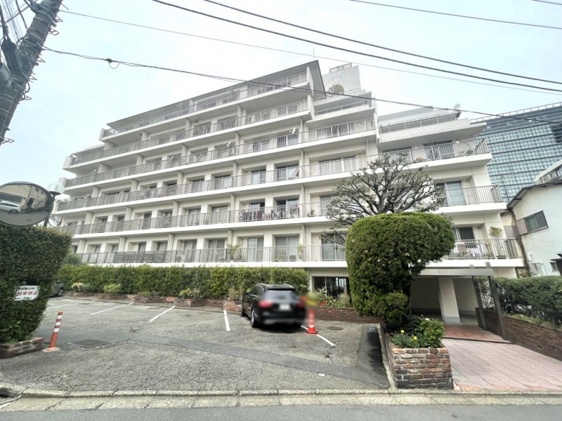 【外観】閑静な住宅街に立地し、囲まれた植栽のグリーンに際立つホワイトの爽やかな外観です。1972年6月築、真柄建設施工、住友不動産旧分譲の地上7階建、総戸数39戸のヴィンテージマンションです。耐震基準適合証明書取得可能につき住宅ローン控除適用可です。