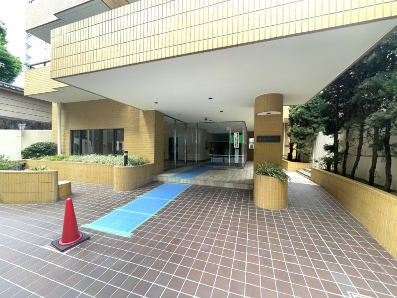 【エントランス】前面道路より奥まった所に位置する、プライバシー性の高いエントランスです。