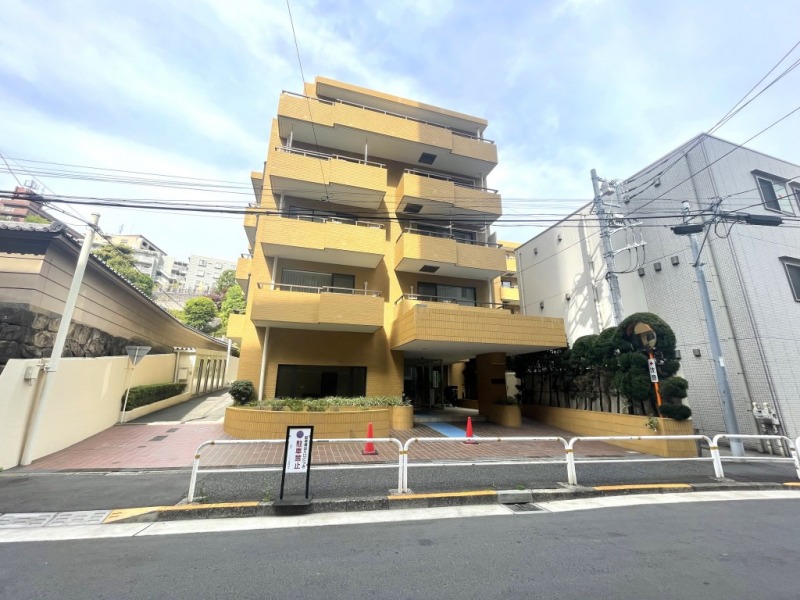 【外観】ブラウンタイル張りの重厚感のある外観です。かつて薩摩藩の島津公爵邸があったことから由来する、城南五山の1つ「島津山」エリアに立地します。1981年6月築、清水建設施工、藤和不動産旧分譲の地上5階建、総戸数32戸のヴィンテージマンションです。スーパー・コンビニ・ドラッグストアまで徒歩5分圏内で、総合ディスカウントストア「ドン・キホーテ」もあり、日常のお買い物も至便です。区立の小・中一貫校も徒歩6分の位置にあり、子育てファミリーにもおすすめです。