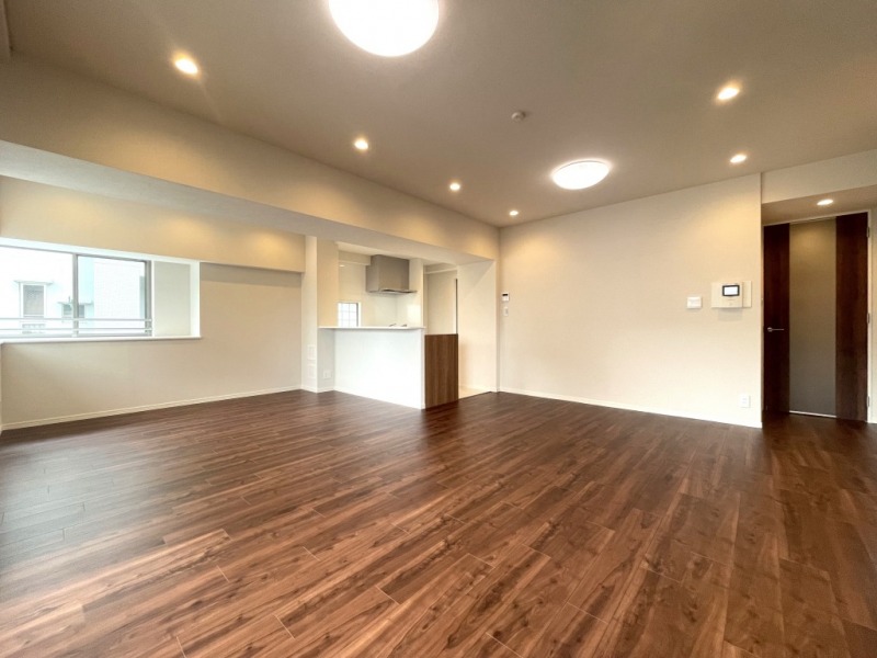 【LDK:約22.1帖】ホワイトを基調とした内装に、木目の美しいフローリングや建具で、木のぬくもりを感じるナチュラルモダンな雰囲気のリビングダイニングとなっています。