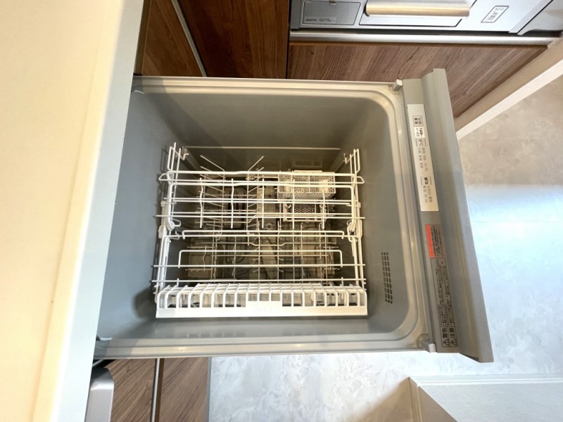 【キッチン:食洗機】ビルトイン食器洗浄乾燥機が付いているので、調理スペースも広く取れて節水効果もあり、家事の負担軽減も期待できます。