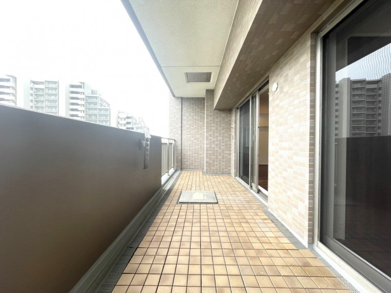 【バルコニー】南西向きで多くの採光を取り込みます。洗濯物もよく乾きそうです。物干し金物を備えています。タイル敷のテラス感もあるバルコニーです。