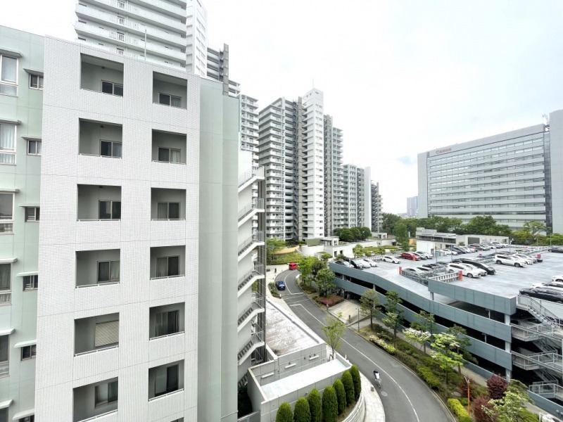 【住戸からの眺望】こちらも前面のマンションがゆとりのある敷地で圧迫感もなく、広い空も仰げる眺望です。