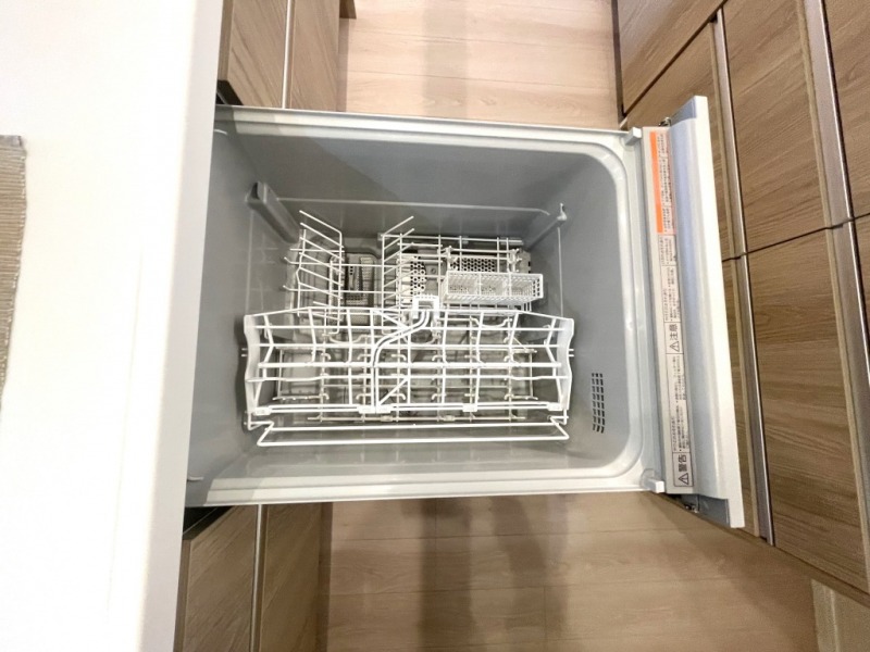 【キッチン:食洗機】ビルトイン食器洗浄乾燥機が付いているので、調理スペースも広く取れて節水効果もあり、家事の負担軽減も期待できます。