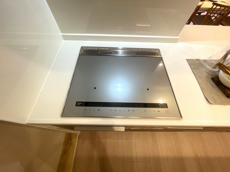 【キッチン:IHコンロ】デザイン性にも優れ安全性も高く、お手入れもしやすい3口のIHクッキングヒーターです。
