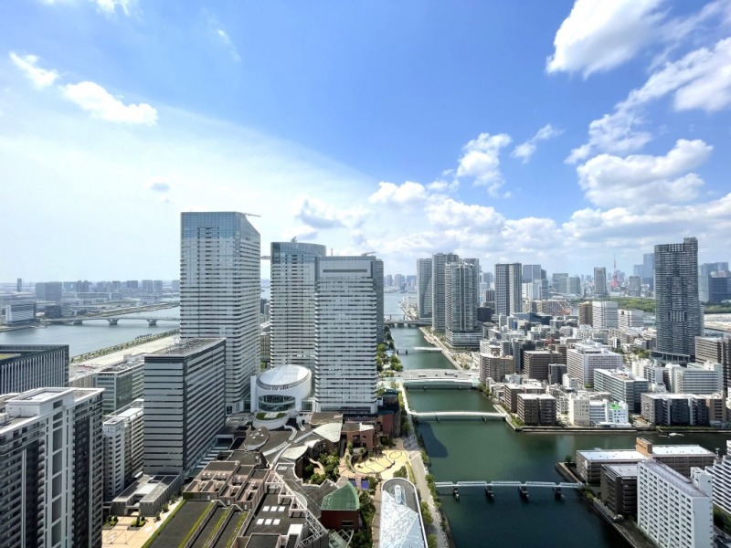 【住戸からの眺望】湾岸エリア高層階ならではの運河とビル群が共存した眺望です。晴海や勝どきの街並み一望はもちろんのこと、晴天時には、東京ゲートブリッジも望めます。