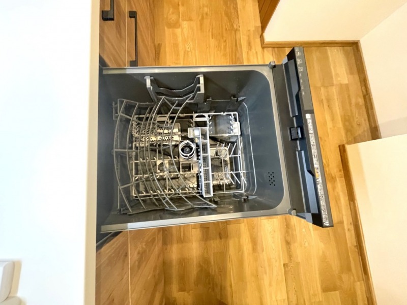 【キッチン：食洗機】ビルトイン食器洗浄乾燥機が付いているので、調理スペースも広く取れて節水効果もあり、家事の負担軽減も期待できます。また上面部に操作ボタンが設置されているタイプで、ラクな姿勢で操作ができます。