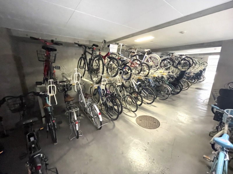 【駐輪場】敷地内にあるラック式の屋内駐輪場は、天候による汚れや日焼けによる劣化を防ぎます。