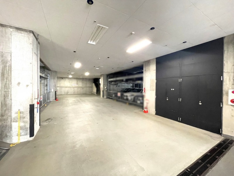 【駐車場】敷地内にあるゲート付き屋内駐車場はセキュリティーにも配慮され、天候による汚れや日焼けなどから大切なお車を守ります。