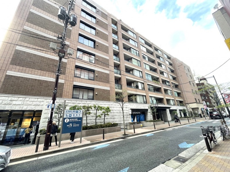 【外観】「麻布十番商店街」より少し入った雑式通り沿いの「パティオ十番」近くに佇む、ブラウン系にホワイトラインの入った、タイル張りのインナーバルコニーの重厚感のある外観です。2000年2月築、新日本製鐵・佐藤工業施工、豊田通商・ダイナセル旧分譲の地下1階地上10階建、総戸数95戸のハイグレードレジデンスです。「麻布十番」駅徒歩3分の駅近で交通利便性も高く、周辺は老舗の商店やおしゃれなショップなどが建ち並び、お食事もショッピングも愉しめる街です。周辺は緑のある環境で、「有栖川宮記念公園」も徒歩10分で、都心でありながら四季折々の自然も感じれらる住環境です。大使館も点在するエリアで警察官が厳重な警備を行っているので治安も良好です。24時間営業の「成城石井」やオーガニックスーパーの「ピオセボン」、コンビニ・ドラッグストアも至近にあり、日常のお買い物も至便です。「六本木ヒルズ」徒歩10分、「麻布台ヒルズ」徒歩16分、「東京ミッドタウン」も徒歩21分で、人気スポットも徒歩圏と恵まれた住環境です。