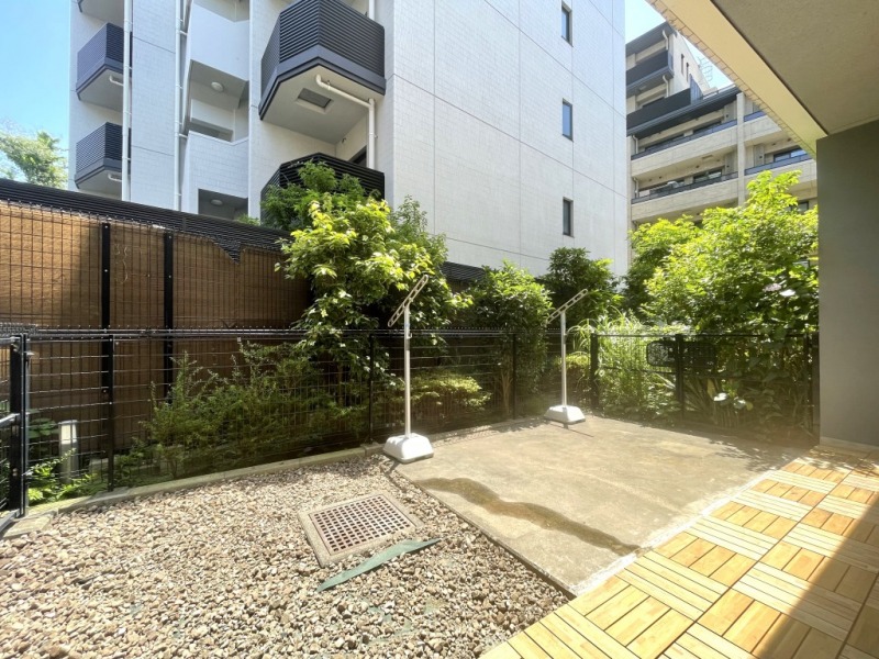 【専用庭】朝陽が気持ち良い東向きの採光が注ぐテラスと植栽に囲まれた専用庭です。物干し金物が設置されています。