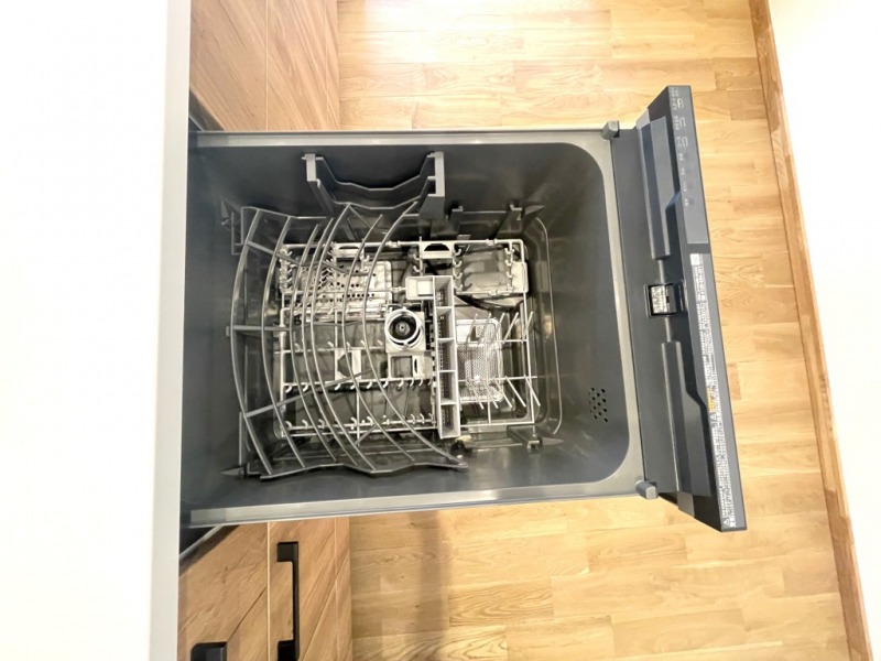 【キッチン：食洗機】ビルトイン食器洗浄乾燥機が付いているので、調理スペースも広く取れて節水効果もあり、家事の負担軽減も期待できます。また上面部に操作ボタンが設置されているタイプで、ラクな姿勢で操作ができます。