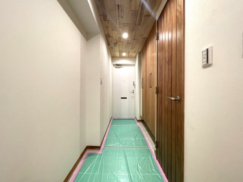 【玄関】玄関は、天井やフローリングも天然無垢材を使用し、落ち着きのある雰囲気です。玄関横にはトールタイプのシューズクローゼットを備えています。フロートタイプなので、お掃除もしやすく玄関フロアがさらに広く感じます。シューズインクローゼットも備えていて、たっぷり収納できます。
