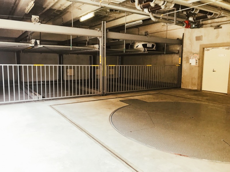 【駐車場】ターンテーブルで向きを変えて入出庫する、セキュリティー面にも配慮された屋内の機械式駐車場です。天候による汚れや日焼けなどからも大切なお車を守ります。