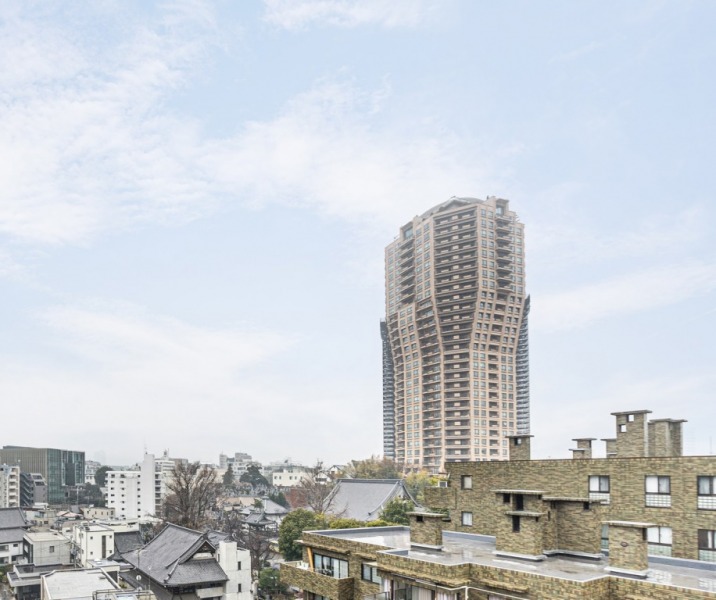 【住戸からの眺望】懐かしさ漂う落ち着いた街並みと、元麻布のランドマークを望む都市型風景との共存を感じられる眺望です。緑も覗き、広い空も仰げます。