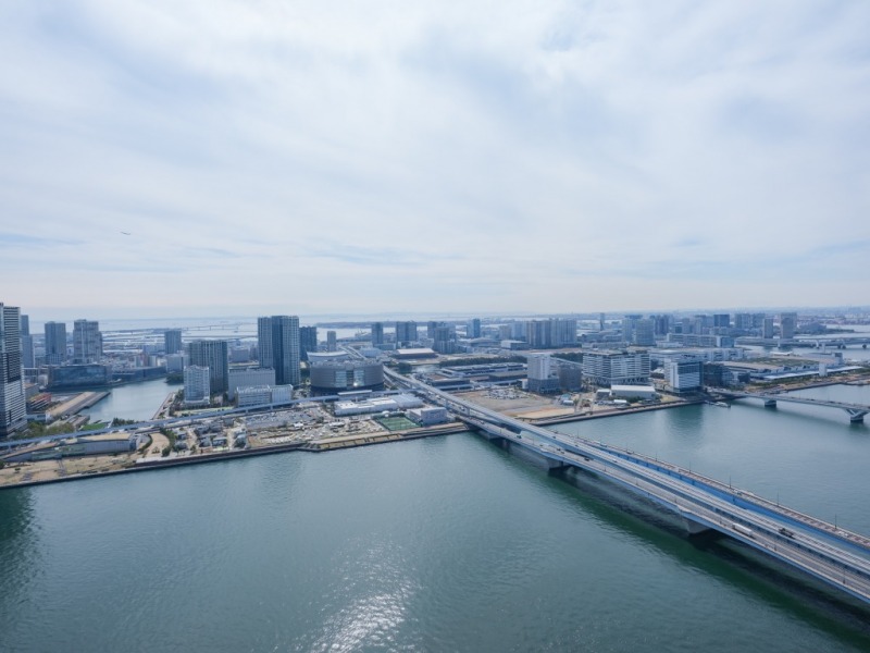 【住戸からの眺望】進化し続ける街並みに、水辺の潤いを感じながら広い空を仰げる、都心のベイエリア&タワーマンション高層階ならではの爽快感のある特別な眺望です。
