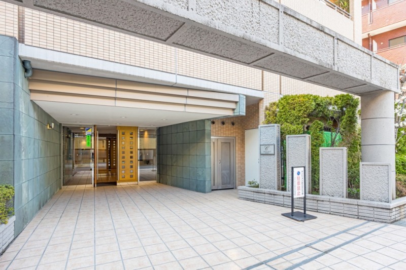 【エントランス】重厚で上品な雰囲気のエントランスです。前面道路より奥まった所に位置する、プライバシー性の高いエントランスです。