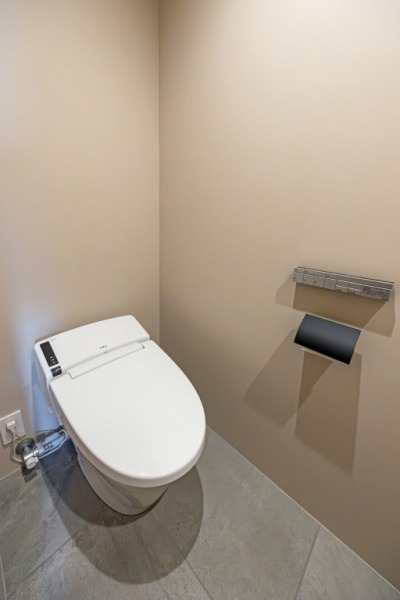 【トイレ】お手入れもしやすいタンクレスで、すっきりとしたデザインの温水洗浄機能付きトイレです。室内は清潔感があり落ち着く上質な空間です。便利な専用手洗いスペースも設けられています。