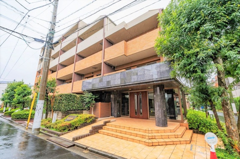 【外観】閑静な住宅街に佇む、ブラウンとベージュのツートンのタイル張りの重厚感のある外観です。2004年6月築、土屋組東京支社施工、扶桑レクセル旧分譲の地上5階建、総戸数33戸のレジデンスです。