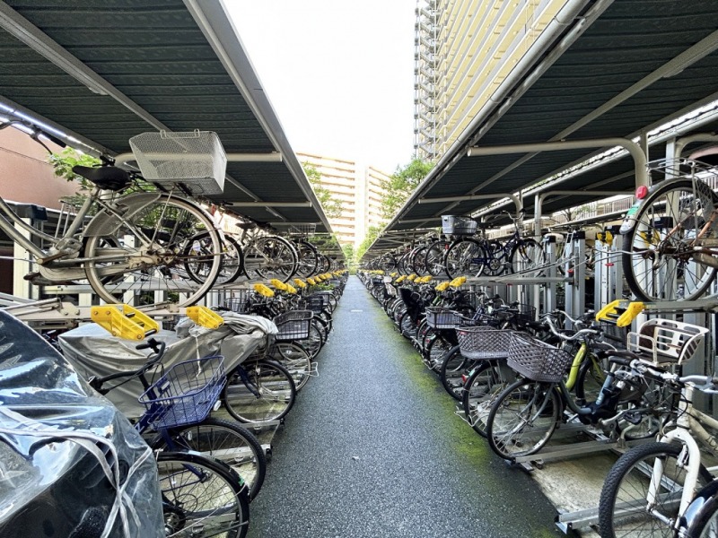 【駐輪場】敷地内にあるラック式の屋根付き駐輪場は、天候による汚れや日焼けによる劣化などから自転車を守ります。