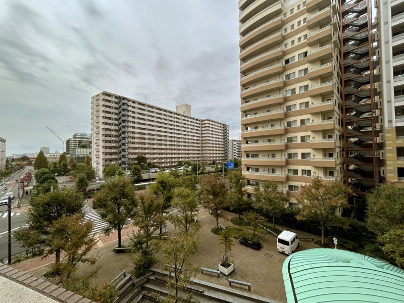 【住戸からの眺望】眼下には、敷地内の木々が配された広場で、眼前の建物まで距離が保たれ、開放感があり、広い空も仰げる眺望です。