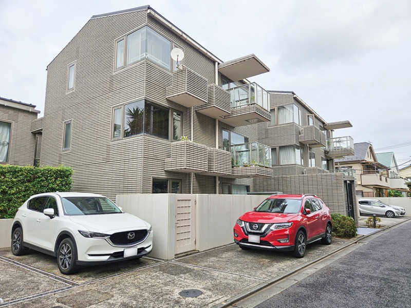 【外観】閑静な住宅街に佇む、ベージュタイル張りの凹凸のあるバルコニーが特徴的な外観です。1988年3月築、森本組施工、東洋リアルエステート旧分譲の地上3階建、総戸数10戸の低層レジデンスです。乗り降りや入出庫しやすい敷地内の平置き駐車場があります。ハイルーフ車もゆとりを持って駐車する事ができます。区立天沼中学校まで至近、区立沓掛小学校までも徒歩6分で、学齢期のお子様の通学もしやすい立地です。