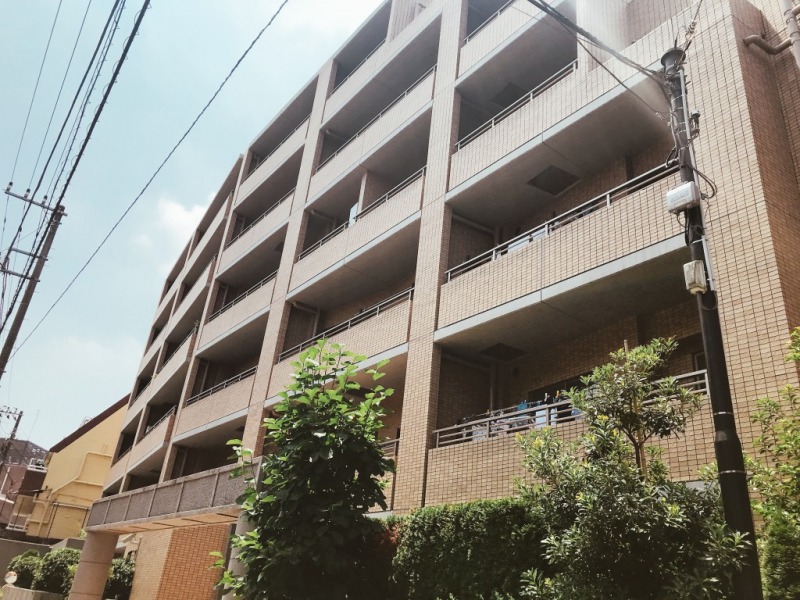 【外観】城南五山「花房山」の邸宅地に佇む、ブラウン系タイル張りの重厚感のある外観です。2001年8月築、大和建設施工、モリモト旧分譲の地上6階建、総戸数22戸の中層レジデンスです。ペット飼育可能です。（細則あり）