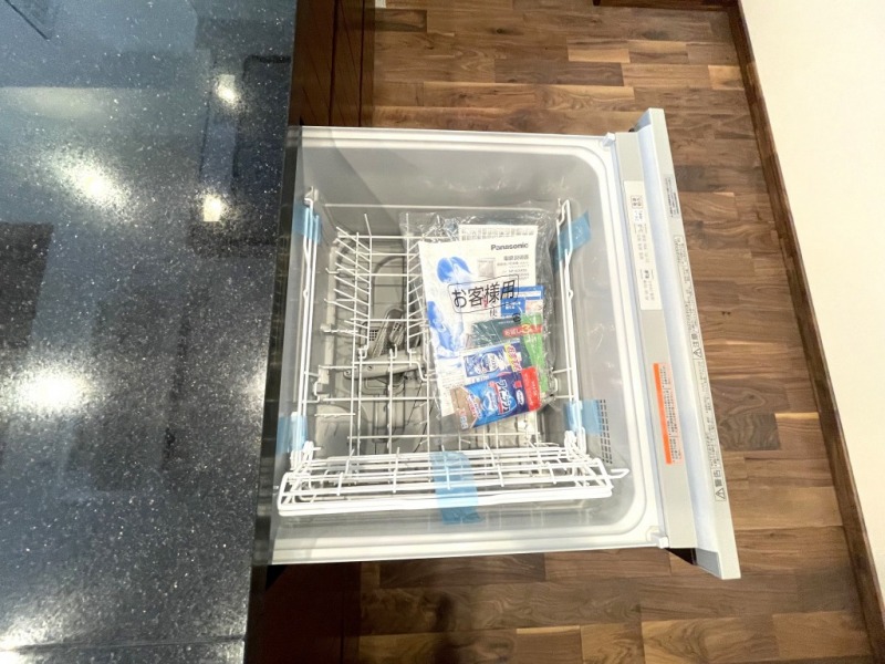 【キッチン:食洗機】ビルトイン食器洗浄乾燥機が付いているので、調理スペースも広く取れて節水効果もあり、家事の負担軽減も期待できます。また上面部に操作ボタンが設置されているタイプで、ラクな姿勢で操作ができます。