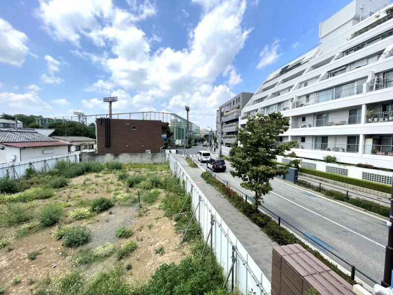 【住戸からの眺望】道路側は周囲の建物との距離も保たれ、開放感のある眺望です。