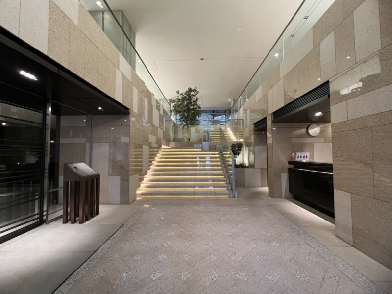 【ロビー】2層吹き抜けの開放感のある広々としたロビーです。コンシェルジュがホテルライクなフロントサービスを提供し、日々の快適な暮らしをサポートしてくれます。
