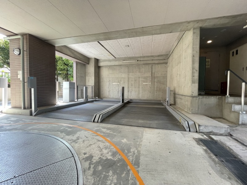【駐車場】敷地屋内にある機械式駐車場で、天候による汚れや日焼けなどから大切なお車を守ります。