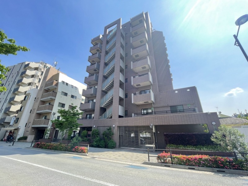 【外観】麻布通りより仙台坂に入り、仙台坂上の交差点の程近くに立地する、上品なブラウンタイル張りの外観です。1998年11月築、清水建設施工、オリックス旧分譲の地上10階建、総戸数16戸のヴィンテージマンションです。「麻布十番商店街」へも徒歩圏で、日常のお買い物に便利です。また「有栖川記念公園」至近にあり、緑豊かで季節折々の移ろいを愉しめます。大使館やインターナショナルスクールの多く、治安も良好です。
