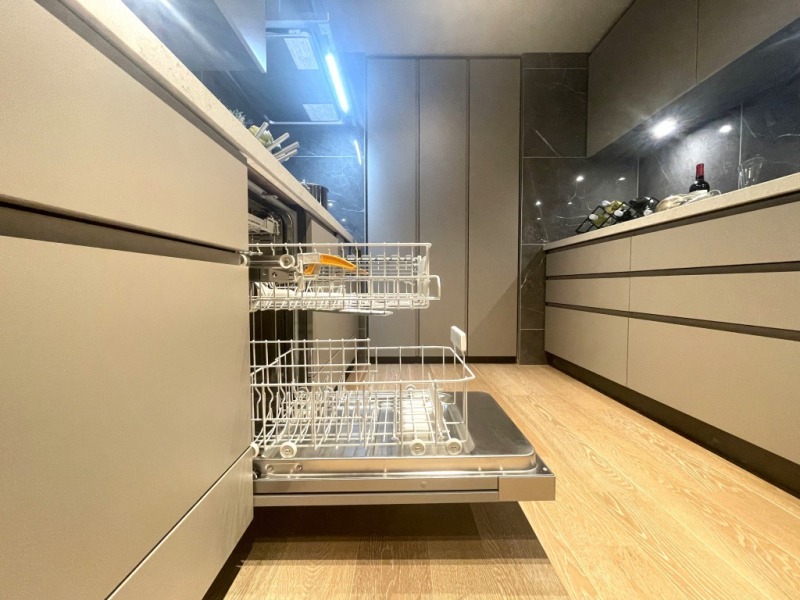 【キッチン:食洗機】フロントオープンタイプでたっぷりの容量もあり、汚れを自動的に判断して温度などを調整するプログラムがあるため洗浄力も優れています。ビルトインの食器洗浄乾燥機で、調理スペースも広く取れて節水効果もあり、家事の負担軽減も期待できます。