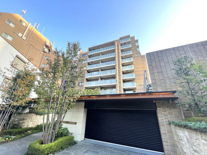 【外観】渋谷でも大学のキャンパスや学校が多い文教エリアで、御用邸も近く落ち着いた街並みに佇む、ブラウン系のタイル張りにガラスパネルのバルコニーが太陽に輝くスタイリッシュな外観です。2017年9月築、熊谷組施工、東急不動産・アーク不動産施工の地下1階付地上13階建ての総戸数72戸の「BRANZ」シリーズのハイグレードレジデンスです。表参道駅、渋谷駅、恵比寿駅、広尾駅が徒歩圏内の好立地です。